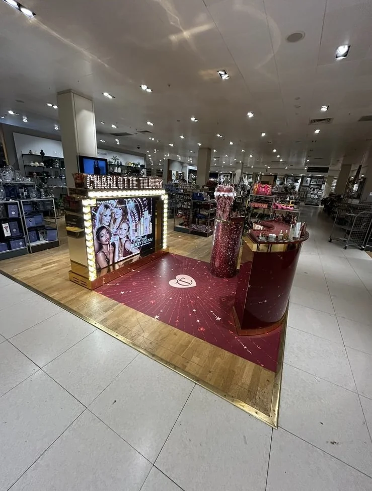 Charlotte Tilbury, photo 1: Pop-up stand fit-out