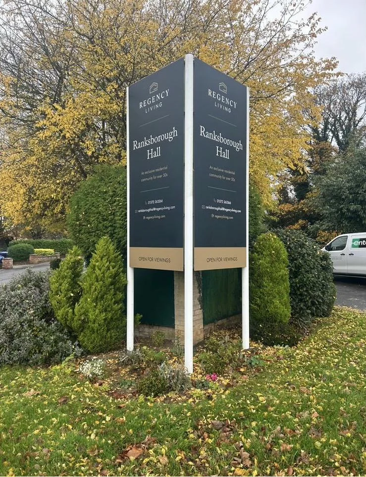 Landscape stack sign, photo 4: Stack signs with banner flags, V-stack and V-board