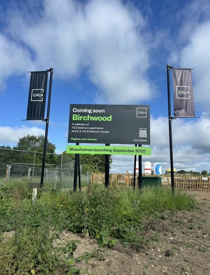 Landscape stack sign, photo 1: Stack signs with banner flags, V-stack and V-board