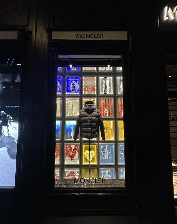 Moncler, photo 1: Picture frame unit installation
