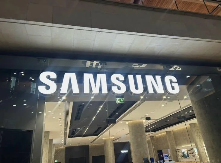 Samsung, photo 1: Illuminated built-up letters on glass