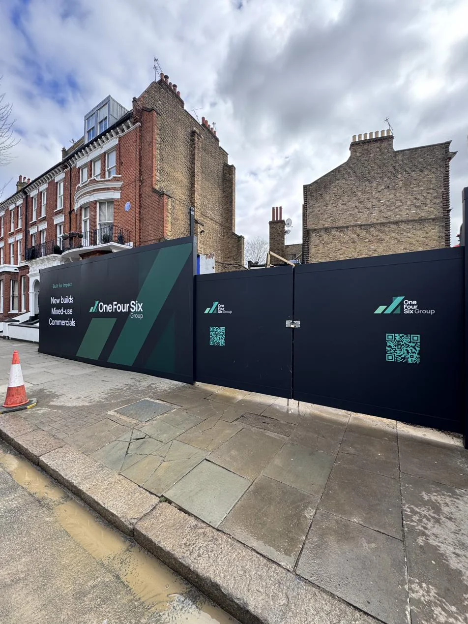3-metre hoarding, photo 3: 3-metre hoarding clad