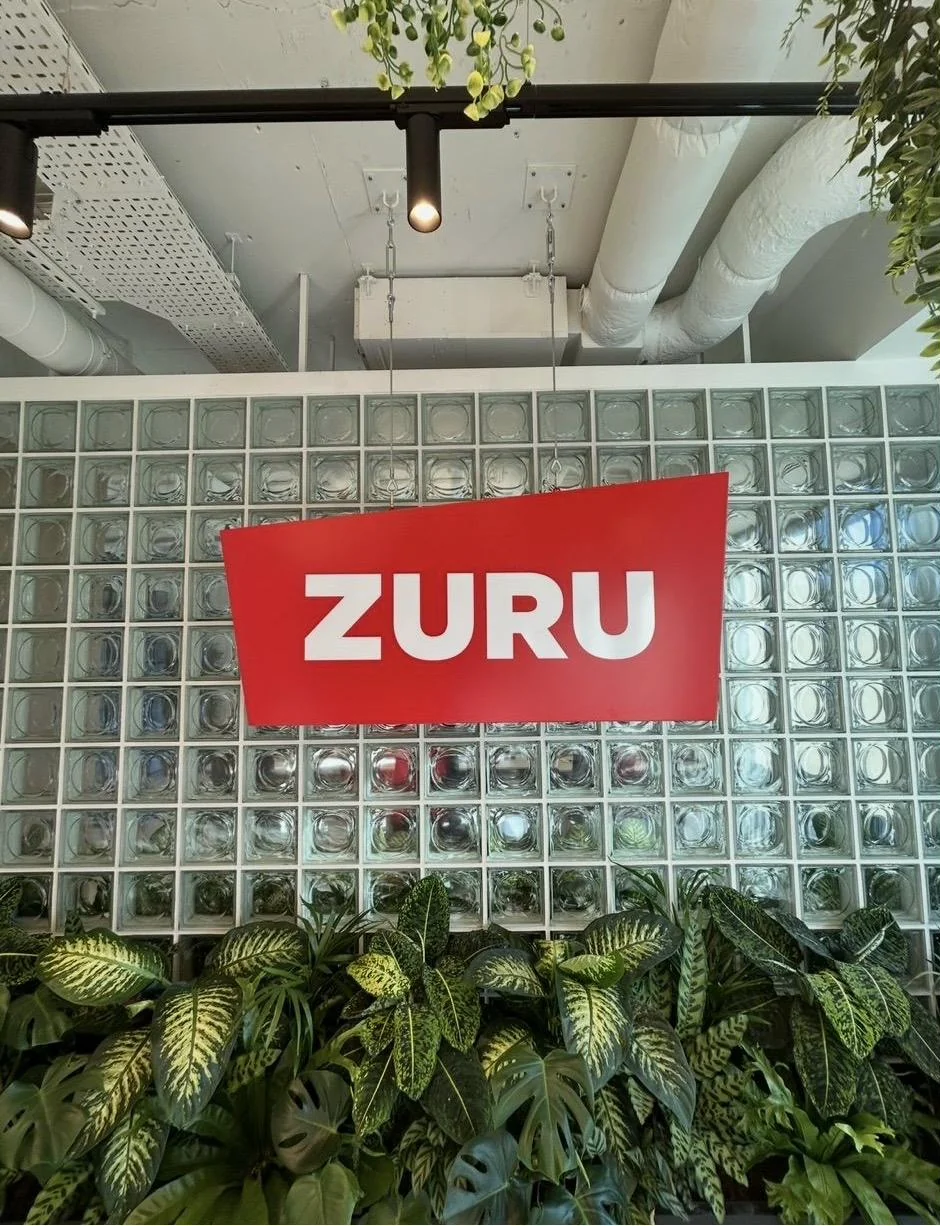 Zuru, photo 1: Hanging ceiling chemfixed sign